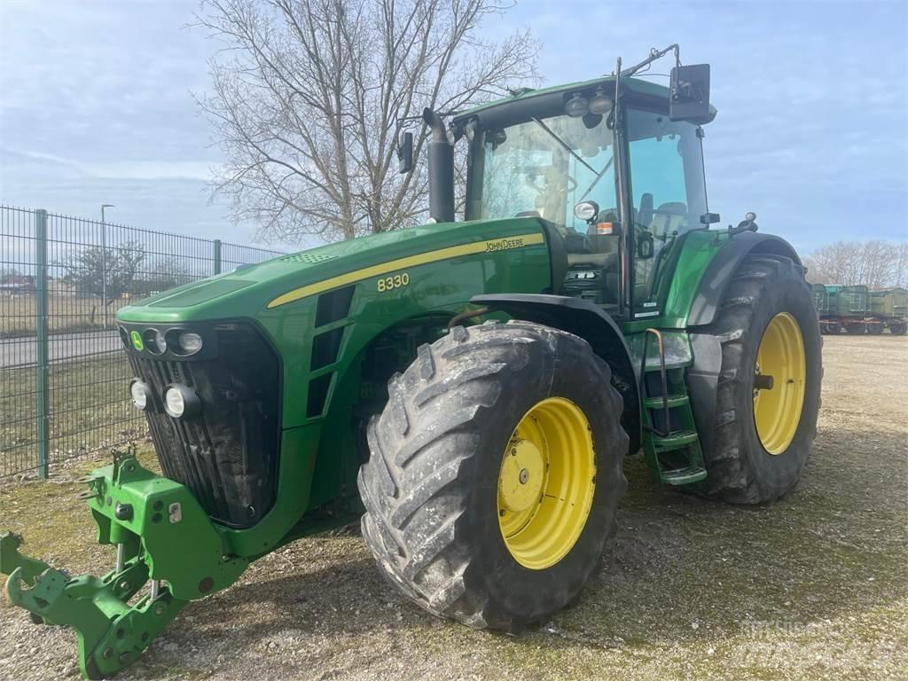 John Deere 8330 الجرارات