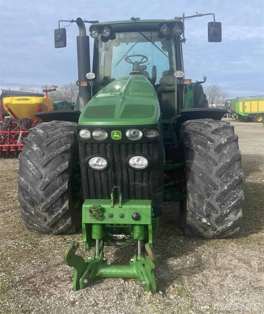 John Deere 8330 الجرارات
