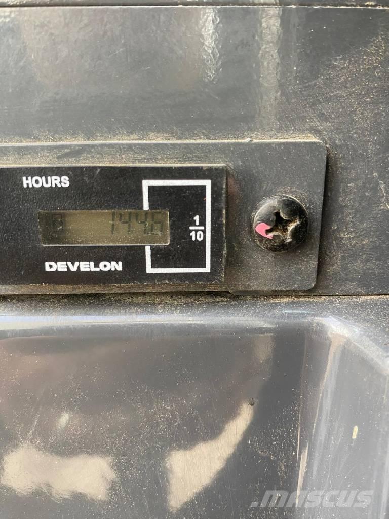 Develon DX 27 Z-7 حفارات صغيرة أقل من 7 طن (حفارات صغيرة)