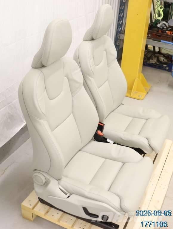 Volvo XC 60 كابينة والداخلية