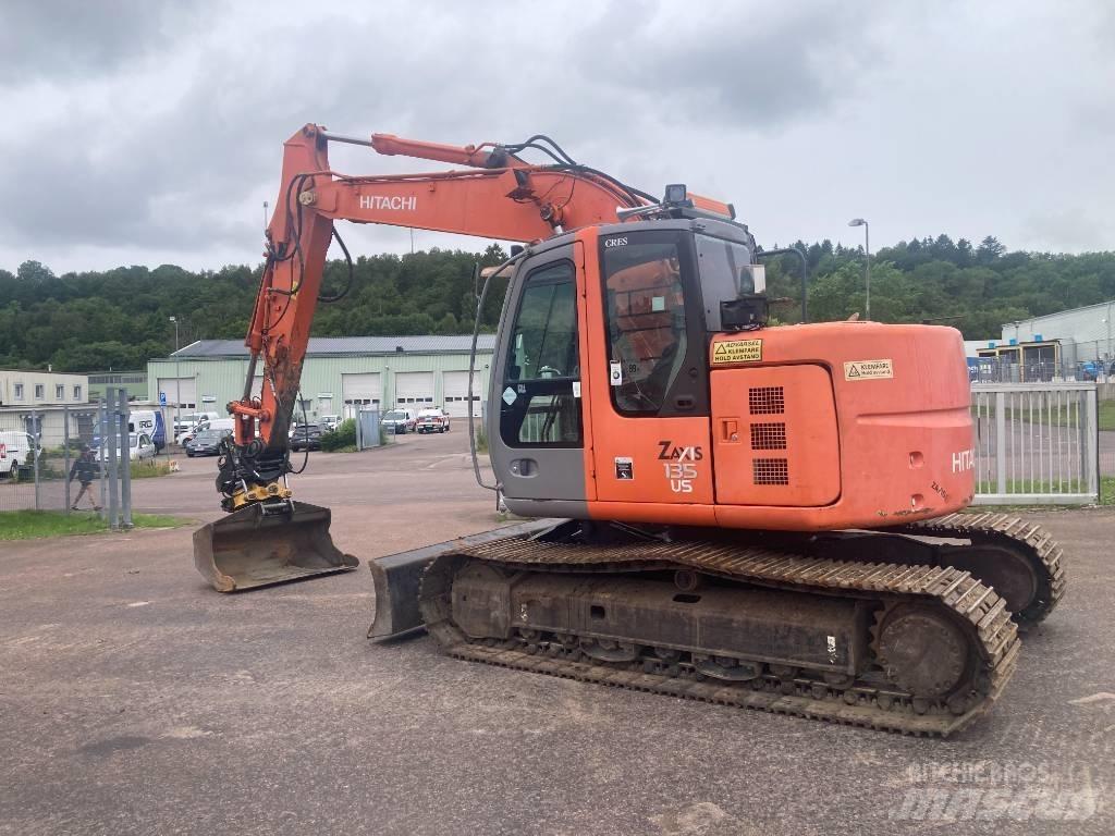 Hitachi ZX 135 US حفارات زحافة