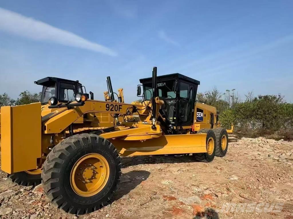 SEM 919 معدات تمهيد الطرق