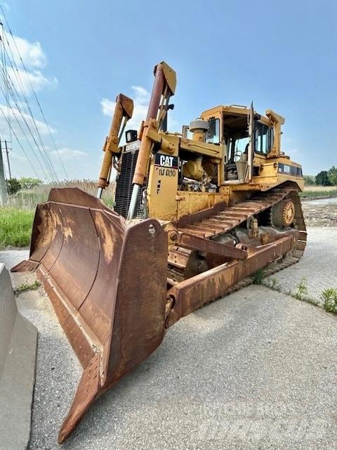 CAT D 8 N بلدوزرات مجنزرة