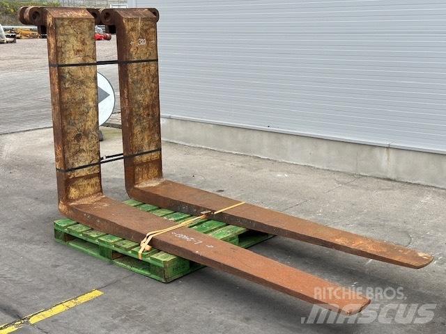 CAT 25-30 ton /988 شوكات