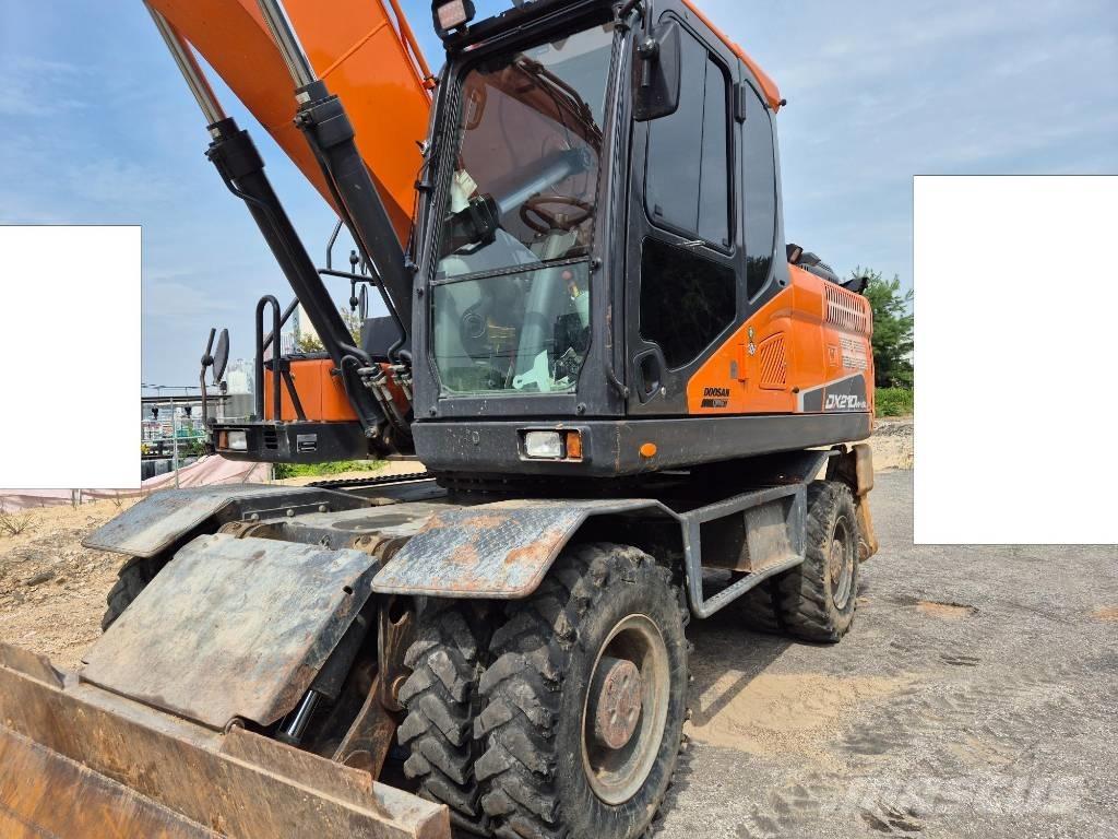 Doosan DX 210 W حفارات بعجل