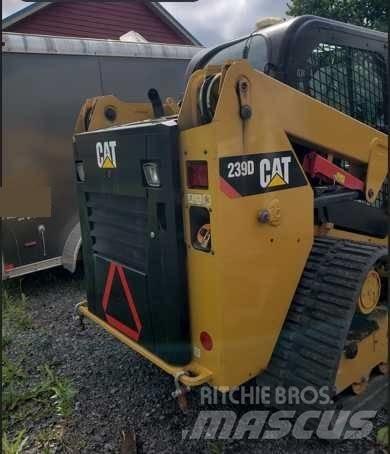 CAT 239 D لوادر انزلاقية التوجيه