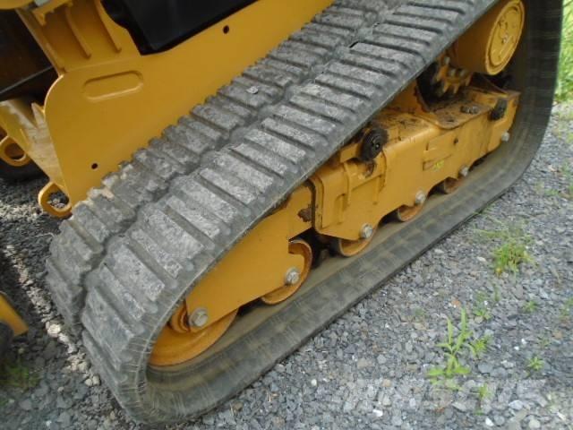 CAT 239 D لوادر انزلاقية التوجيه