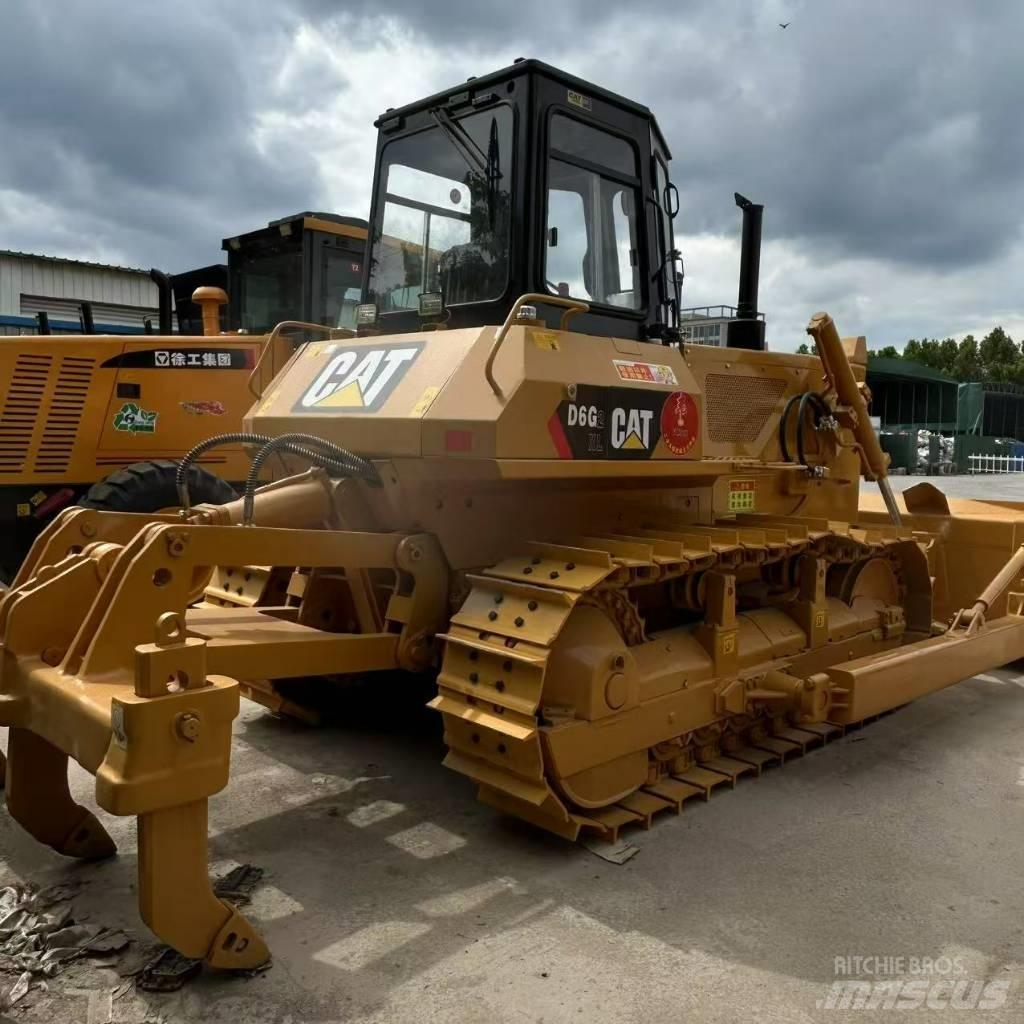 CAT D 6 G بلدوزرات مجنزرة