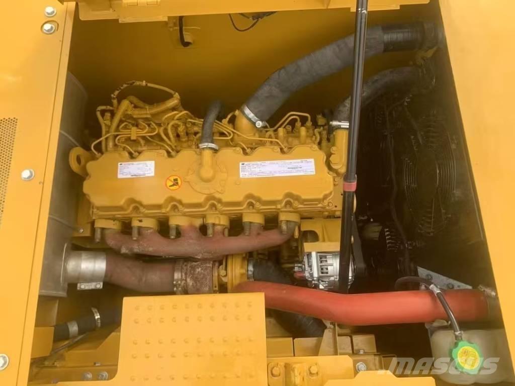 CAT 320 حفارات زحافة