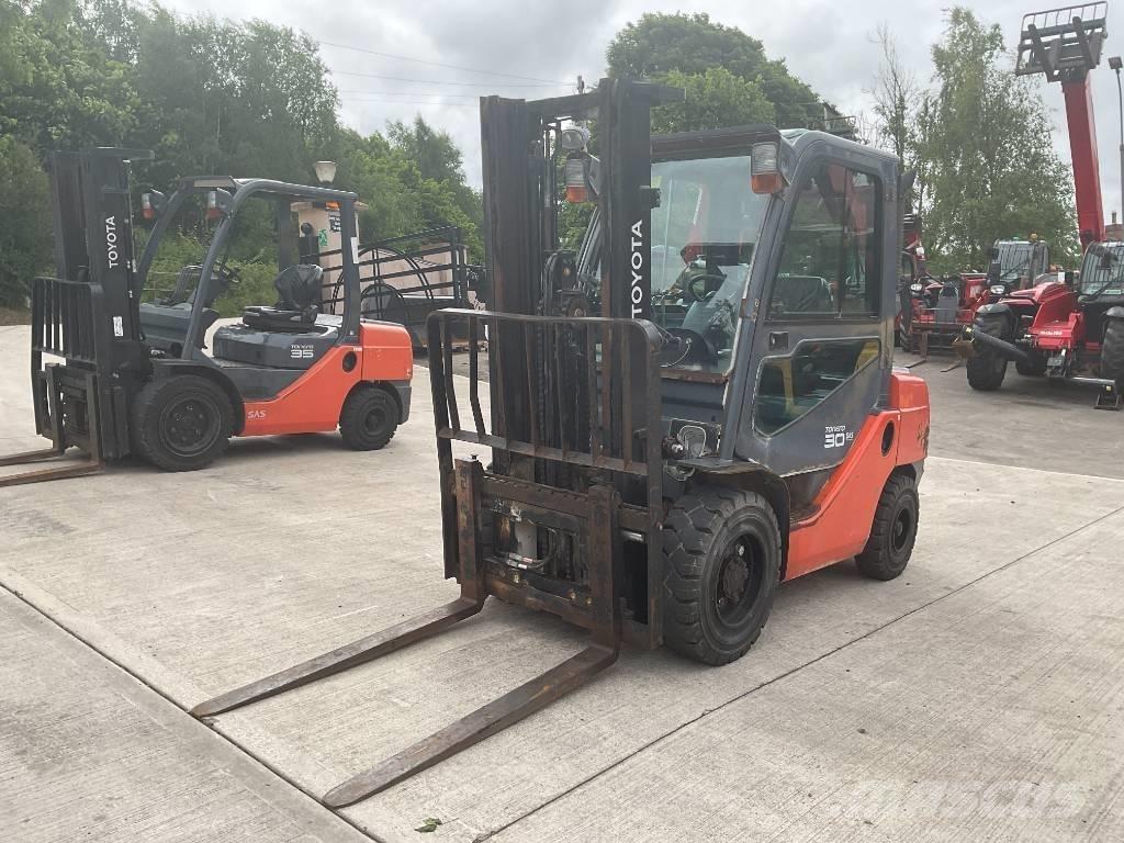 Toyota 02-8 FDF 30 شاحنات الديزل