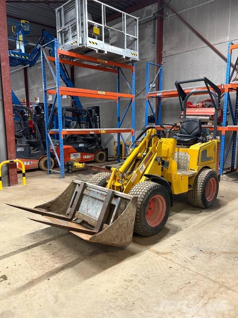 Knikmops KM 130 لوادر بعجل