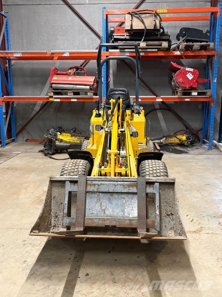 Knikmops KM 130 لوادر بعجل