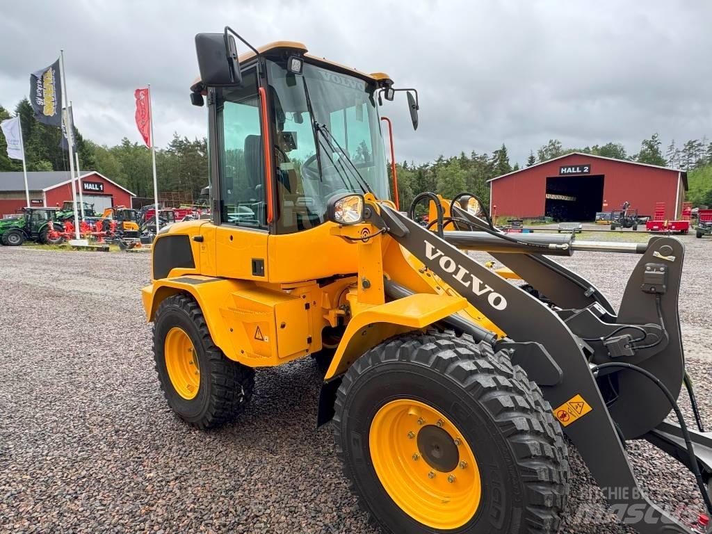 Volvo L 30 HS لوادر بعجل