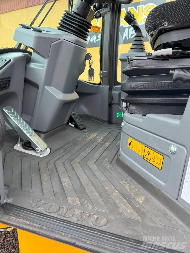 Volvo L 30 HS لوادر بعجل