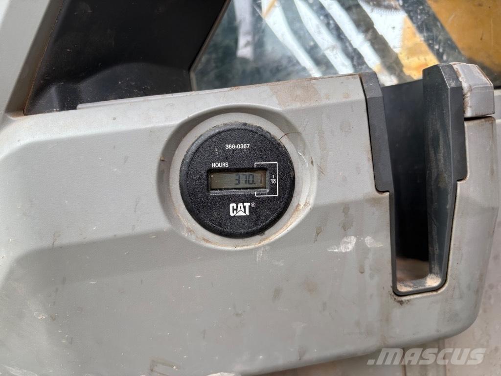 CAT 323 F L حفارات زحافة