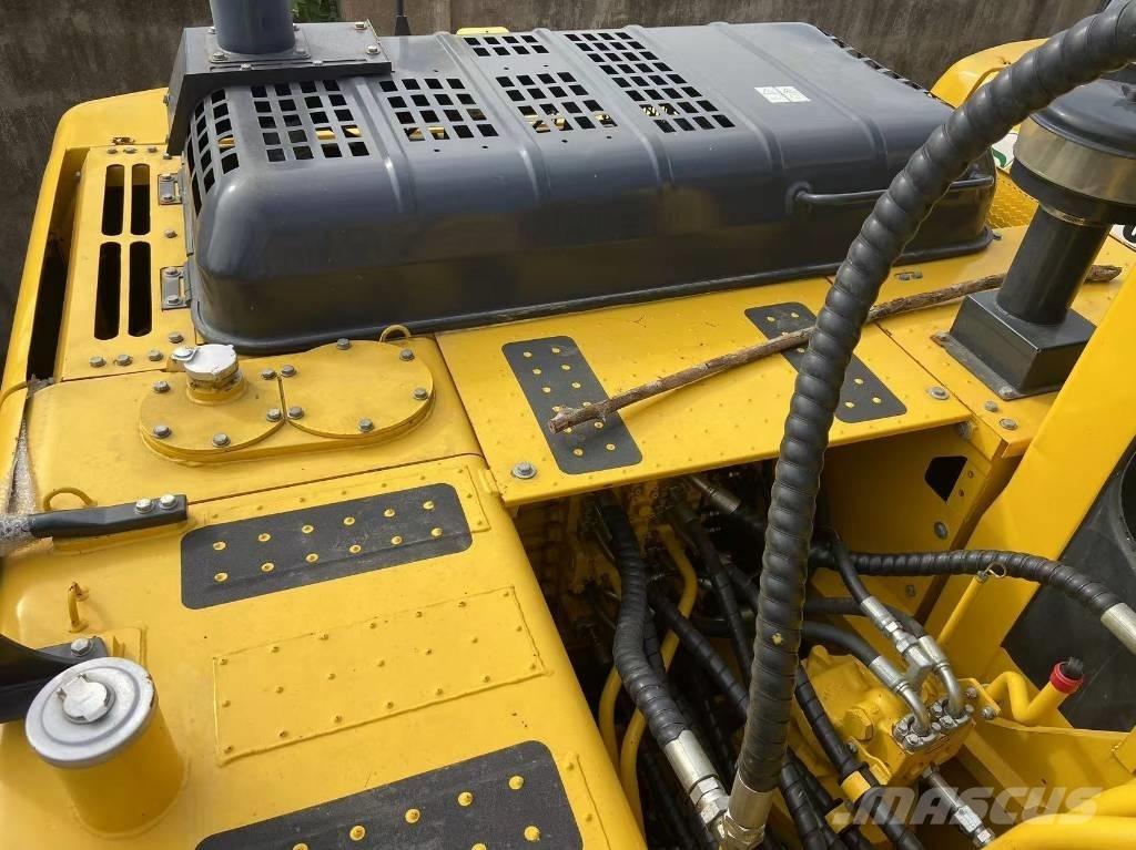 Komatsu PC 220-8 حفارات زحافة
