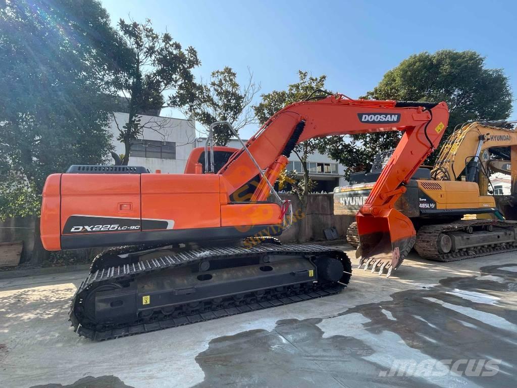 Doosan DX 225 LC حفارات زحافة