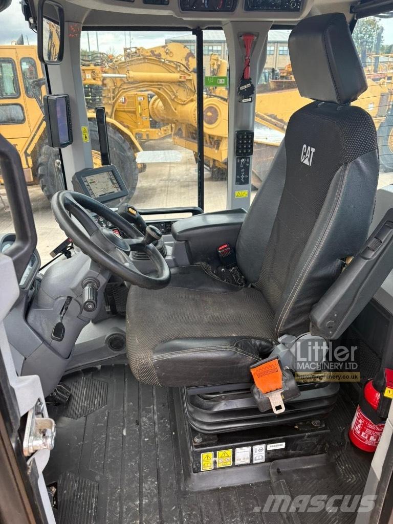 CAT 926 M لوادر بعجل