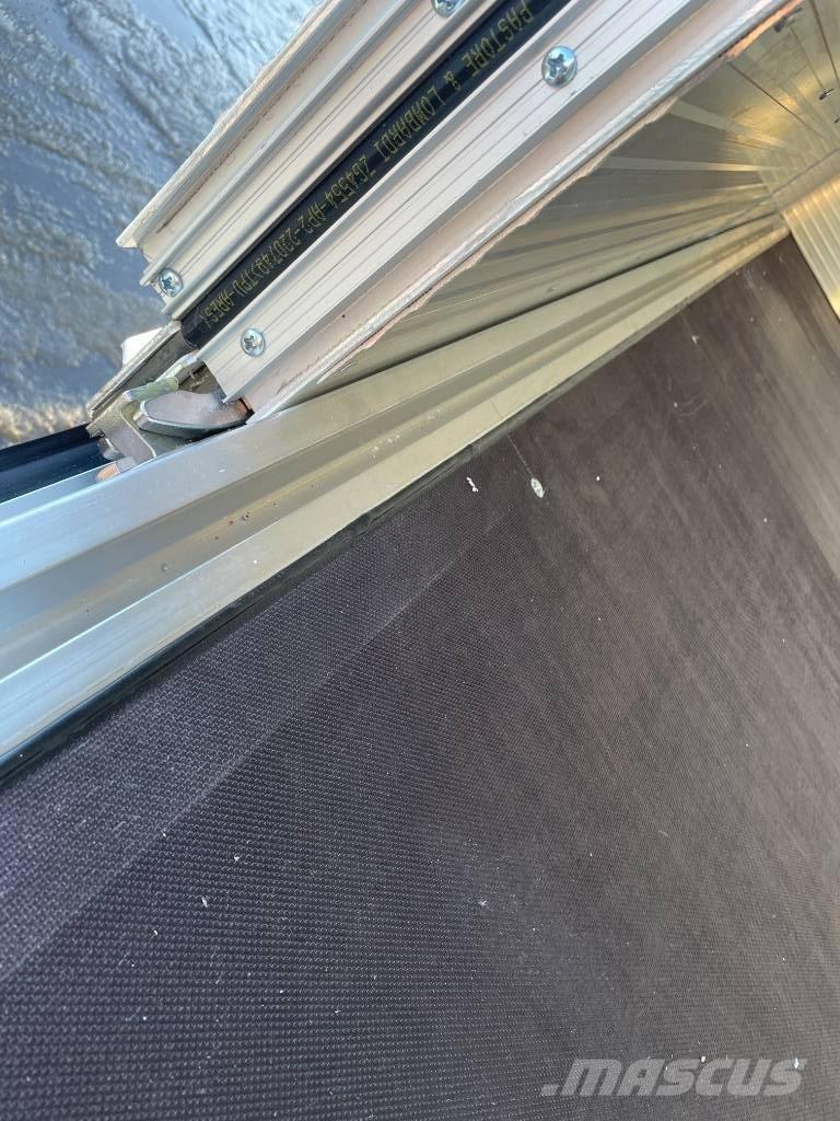 Volvo FM 330 شاحنات ذات هيكل صندوقي