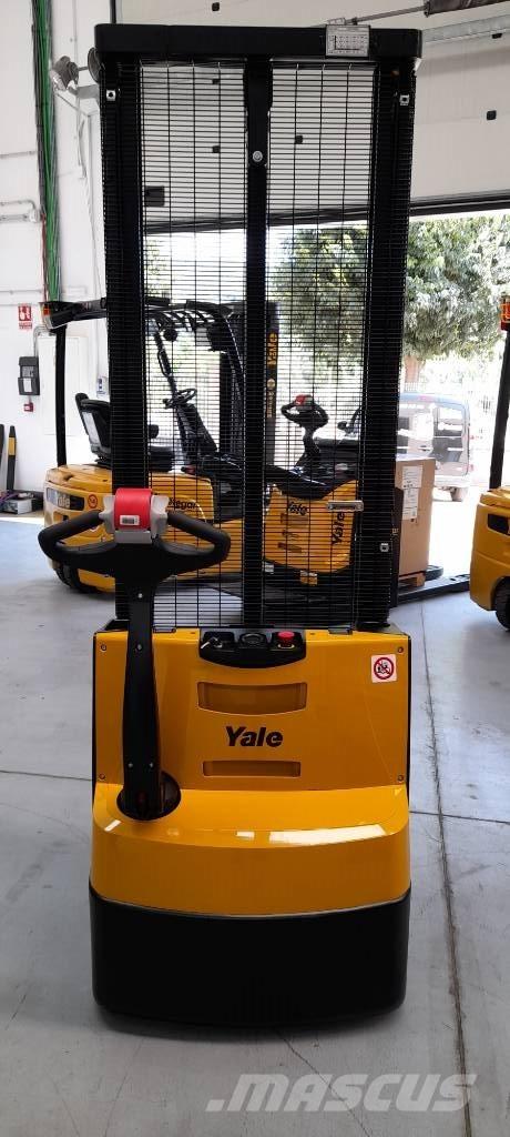 Yale MS12E معدات التكديس الجوالة