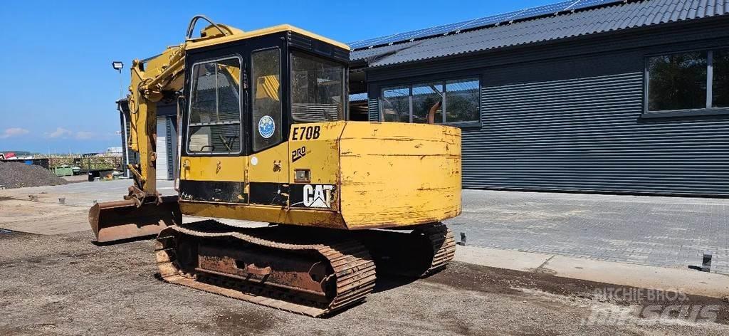 CAT E 70 B حفارات وسط 7 طن - 12 طن