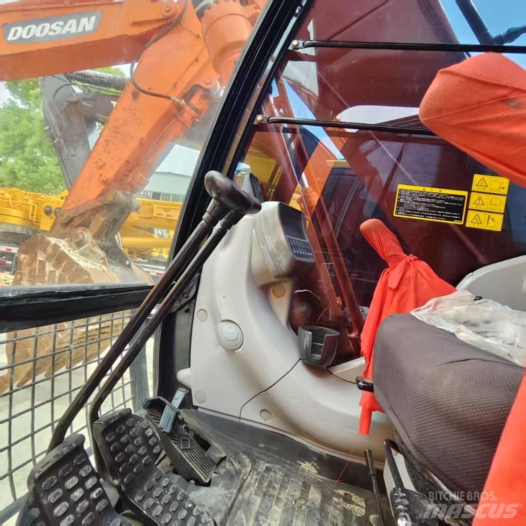 Hitachi ZX 210 حفارات زحافة