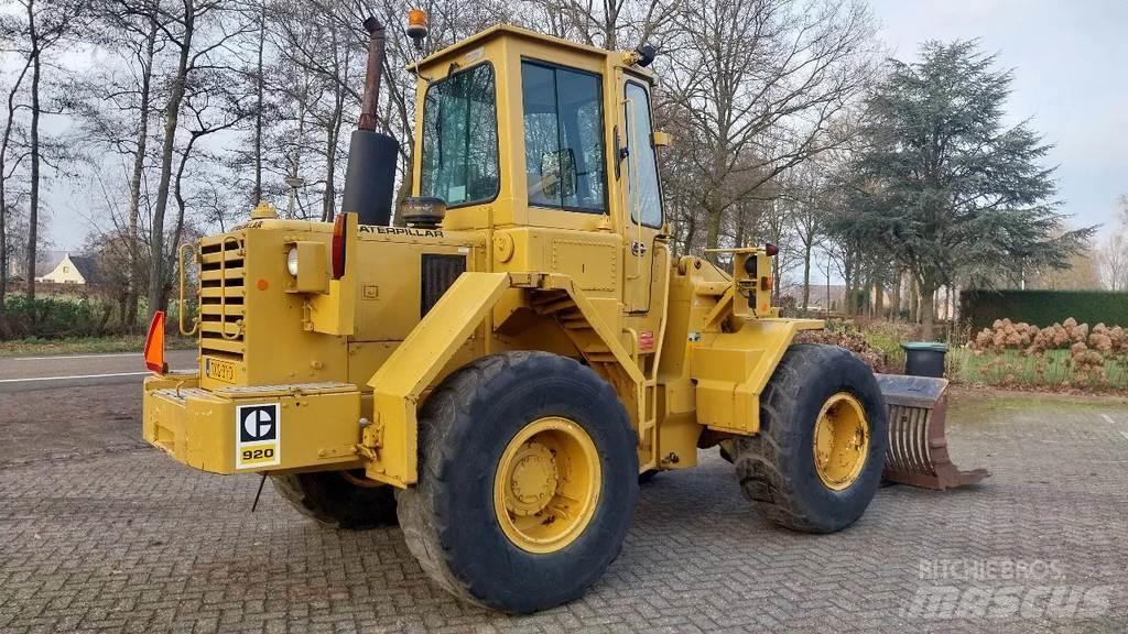CAT 920 لوادر بعجل
