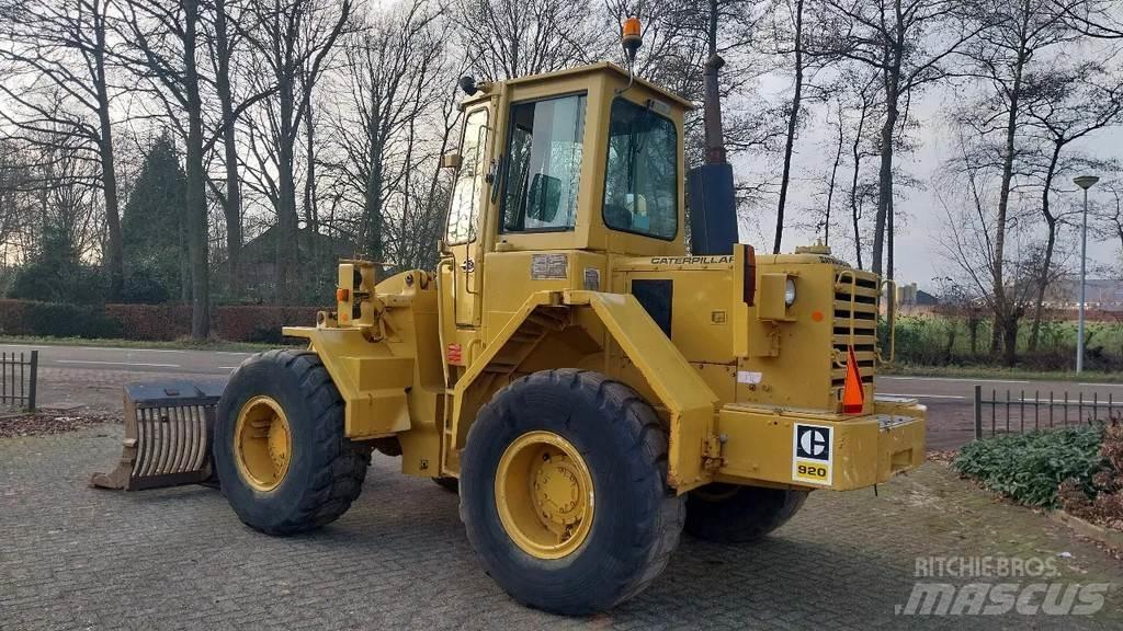 CAT 920 لوادر بعجل