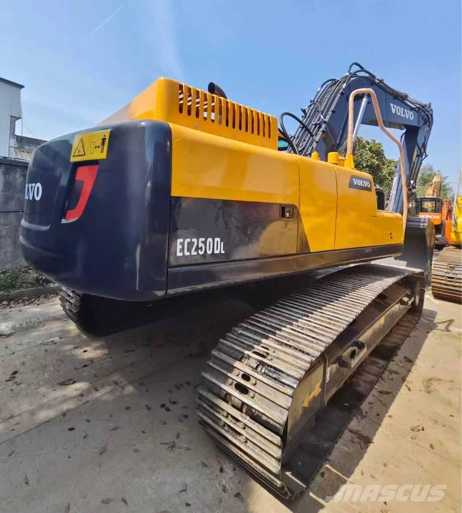 Volvo EC 250 D L حفارات زحافة