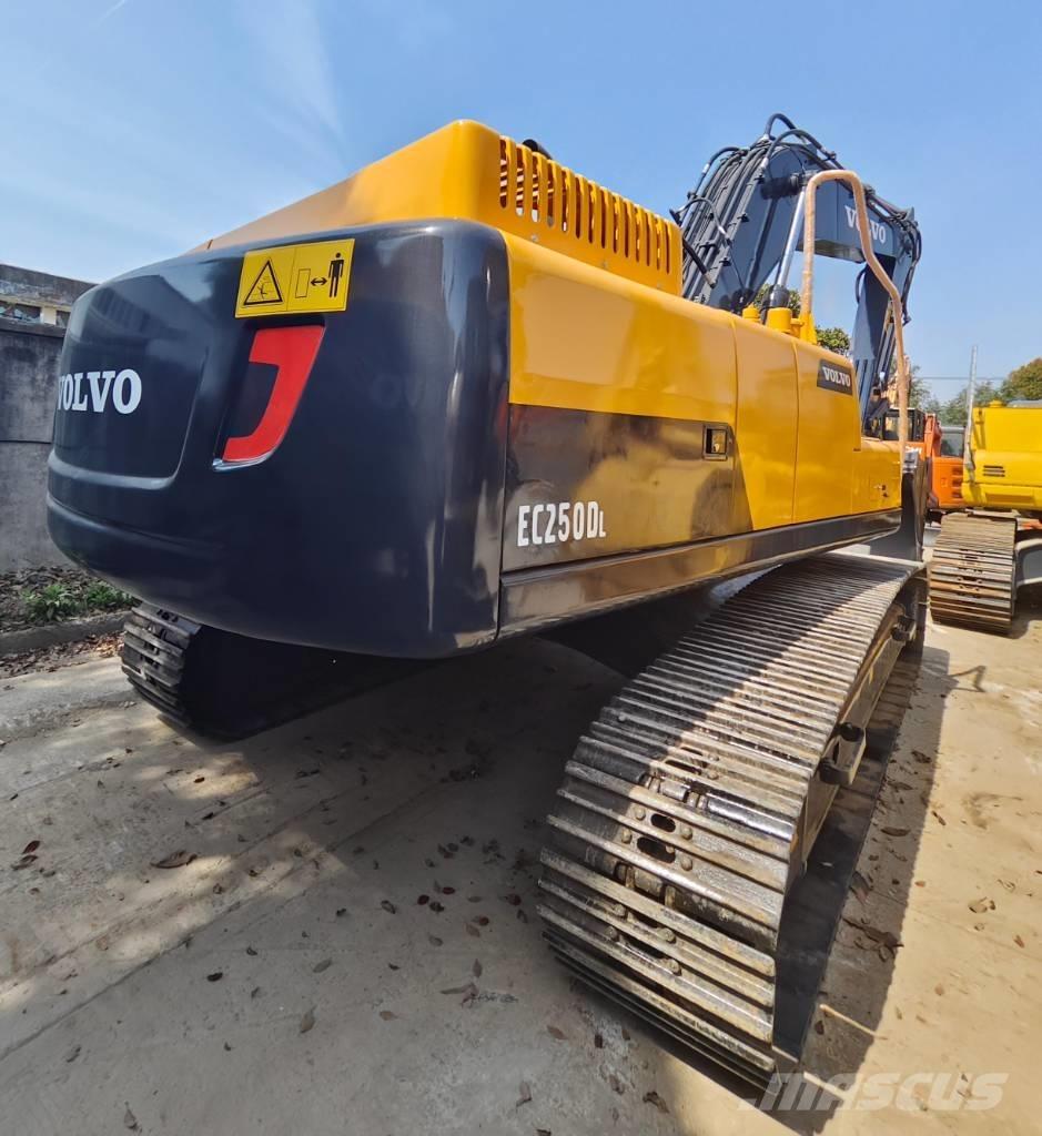 Volvo EC 250 D L حفارات زحافة