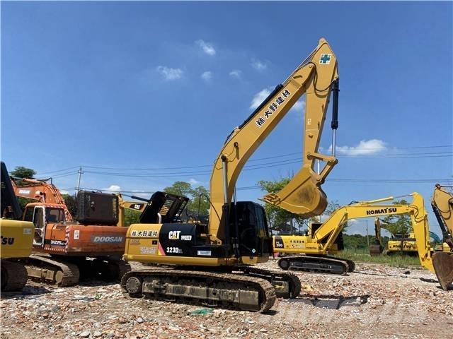 CAT 323D حفارات زحافة