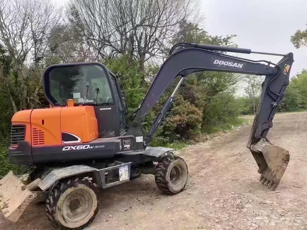 Doosan dx60w حفارات بعجل