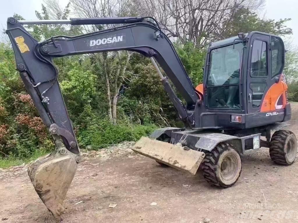 Doosan dx60w حفارات بعجل