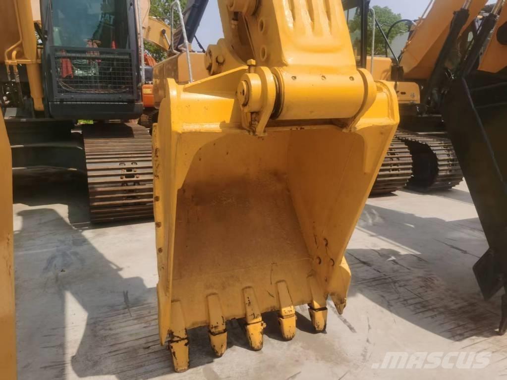 Komatsu PC 200-8 حفارات زحافة