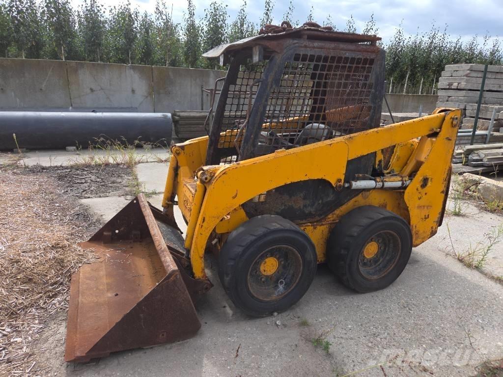Komatsu SK 714 لوادر انزلاقية التوجيه