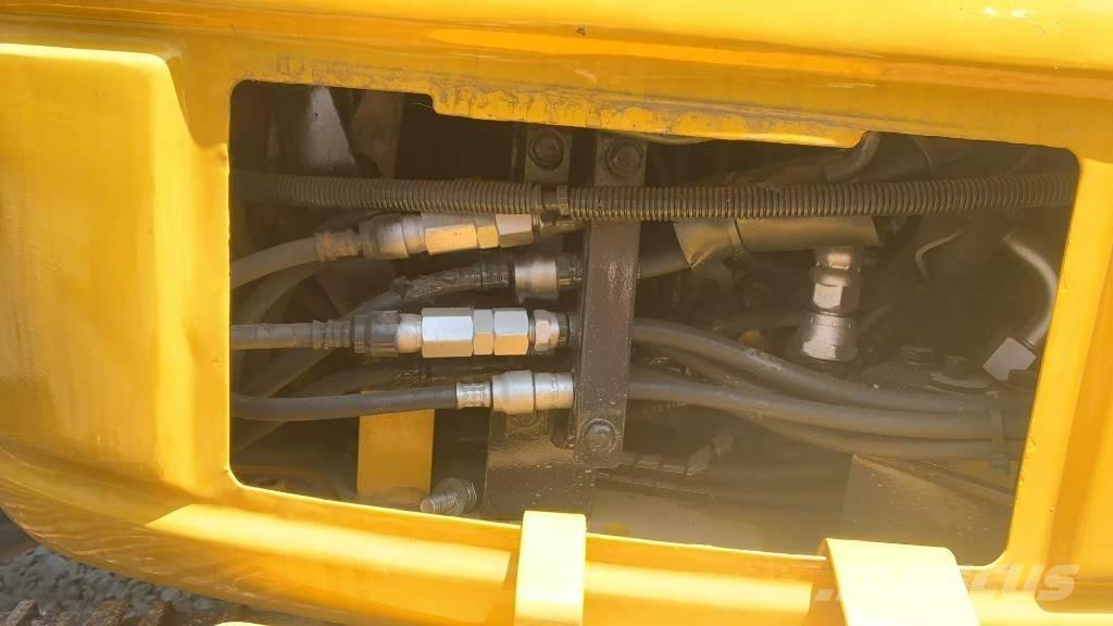 Komatsu PC 40 MR حفارات زحافة