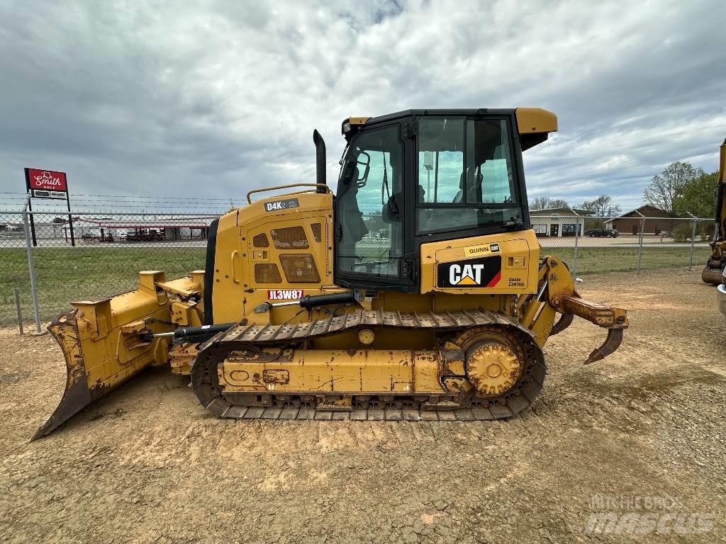 CAT D 4 K 2 XL بلدوزرات مجنزرة