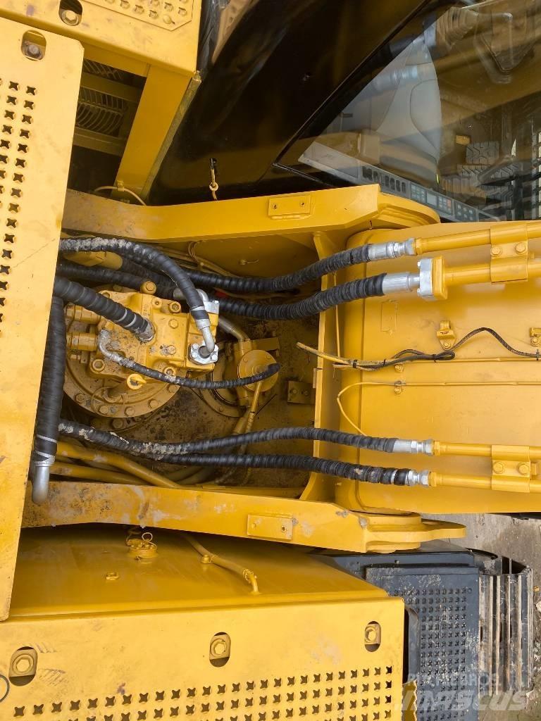 CAT 330 D حفارات زحافة