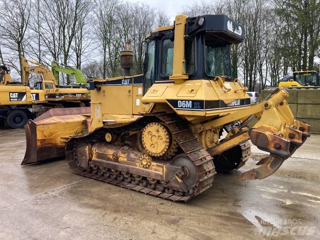 CAT D 6 M XL بلدوزرات مجنزرة