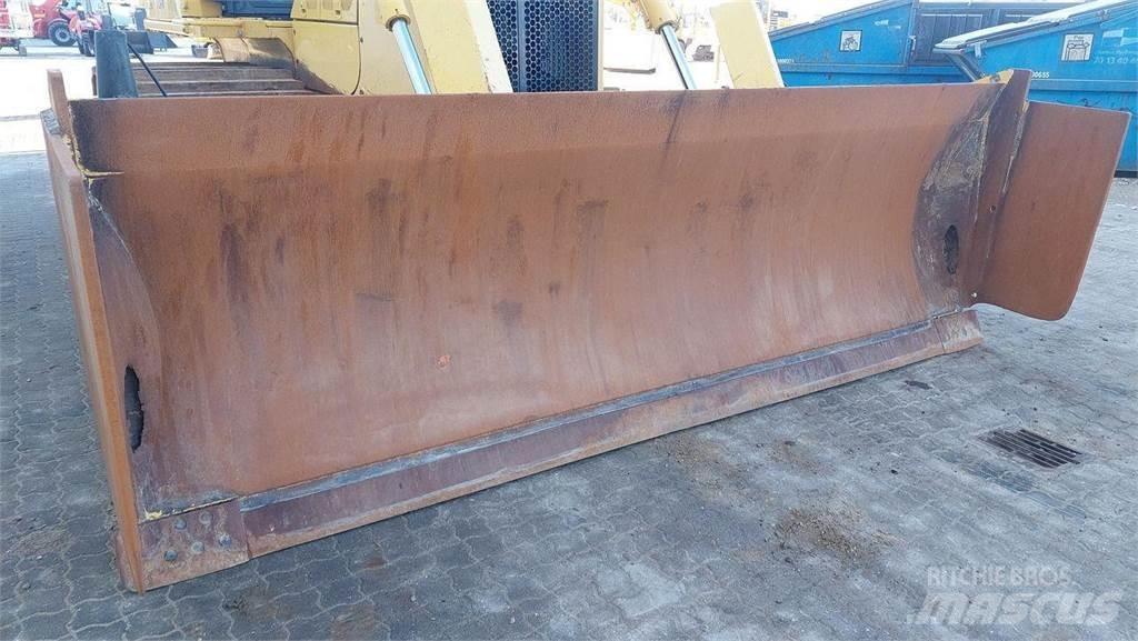 Komatsu D65PX-18 بلدوزرات مجنزرة