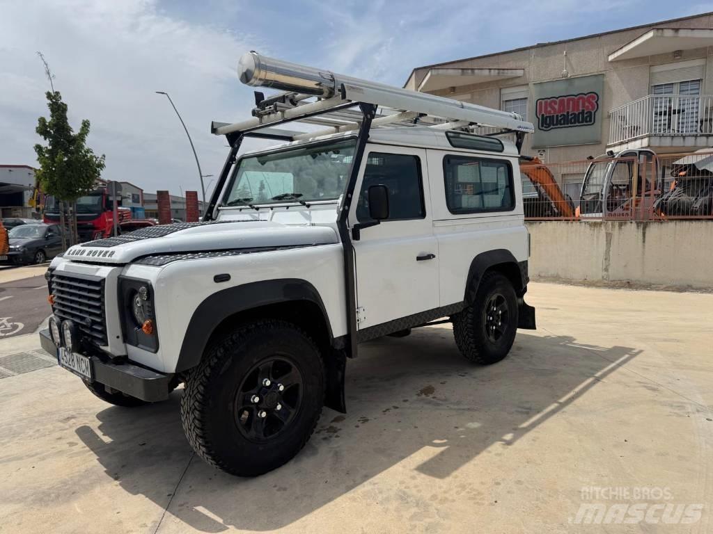 Land Rover Defender سيارات