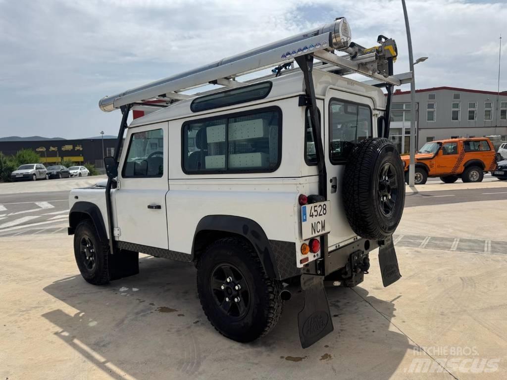 Land Rover Defender سيارات