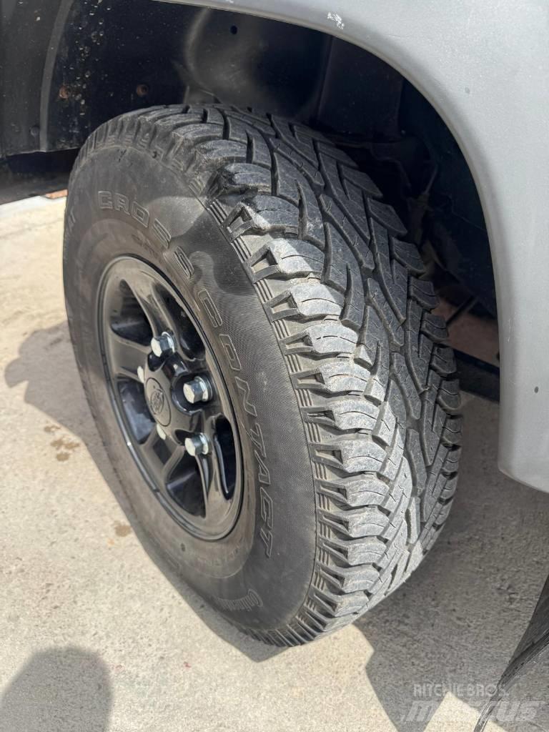 Land Rover Defender سيارات