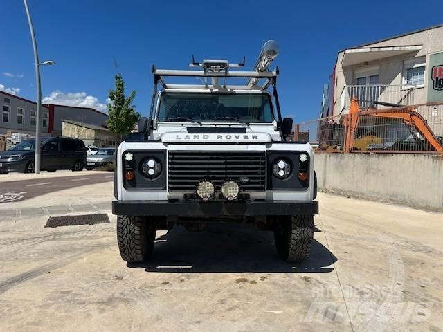 Land Rover Defender سيارات