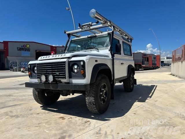 Land Rover Defender سيارات