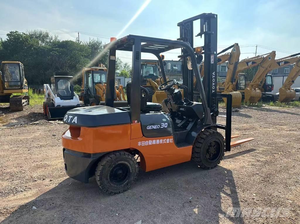 Toyota 30 forklift شاحنات الديزل