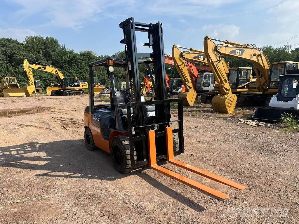 Toyota 30 forklift شاحنات الديزل