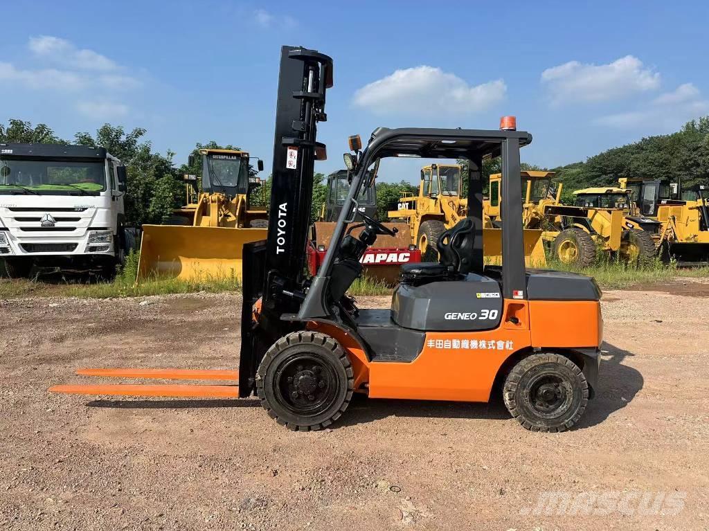Toyota 30 forklift شاحنات الديزل