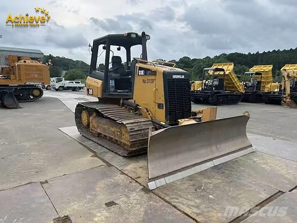 CAT D 3 K 2 بلدوزرات مجنزرة