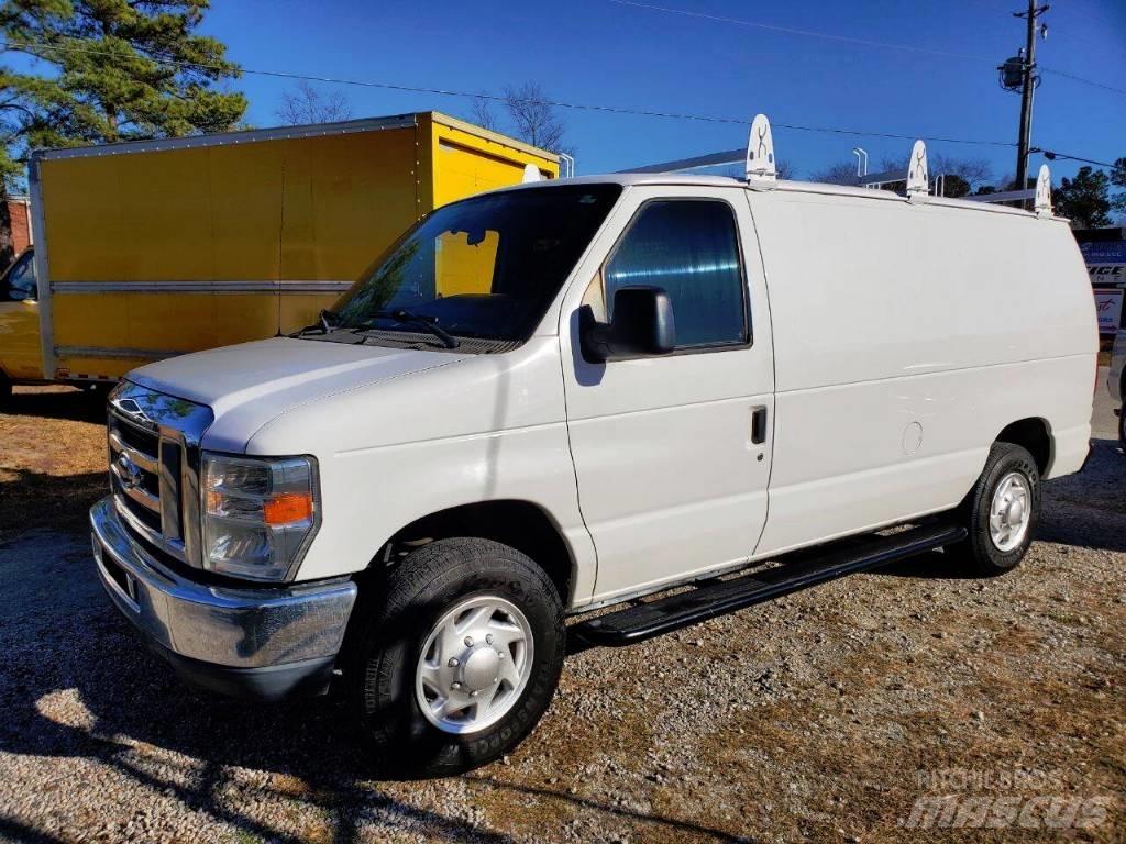 Ford E 250 شاحنة مقفلة